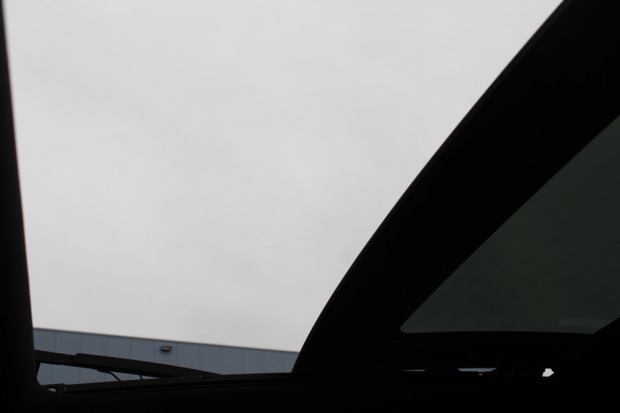 Ford Kuga 2.5-243pk PHEV ST-Line X. Trekgewicht 2.100kg. Nieuw Model ! Van €. 54.937,- voor €. 43.735,- Trekgewicht van 2.100kg ! Elektr. panodak., elektr. trekhaak, stoel-, stuur- en voorraamverw., 360gr. Camera, HUD, AppleCarplay/Androidauto, Elektr. verstelb. comfortstoelen, LED verl.