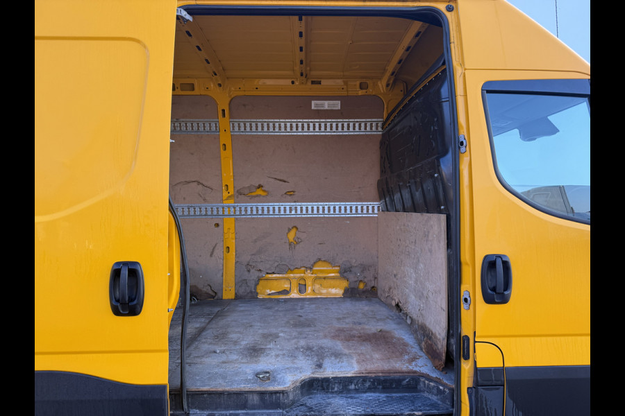 Iveco Daily 35S16 2.3 Automaat L2H2 Oprijplaat Trekhaak Climate Control Cruise Control Lucht Geveerde Stoel