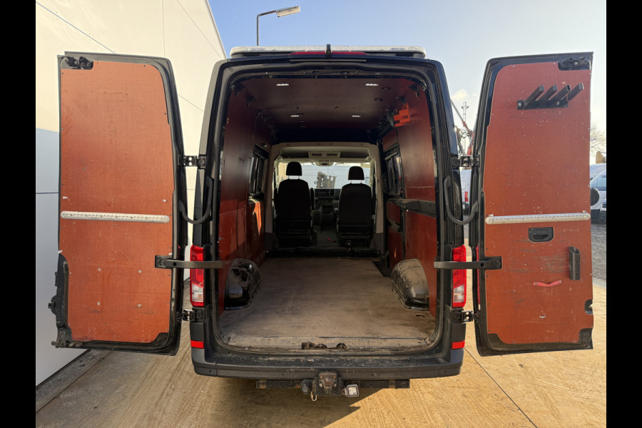 Volkswagen Crafter 2.0 TDI 140PK Automaat L3H3 Airco Cruise Control Elektrische Schuifdeur Trekhaak Camera Carplay Parkeersensoren voor achter