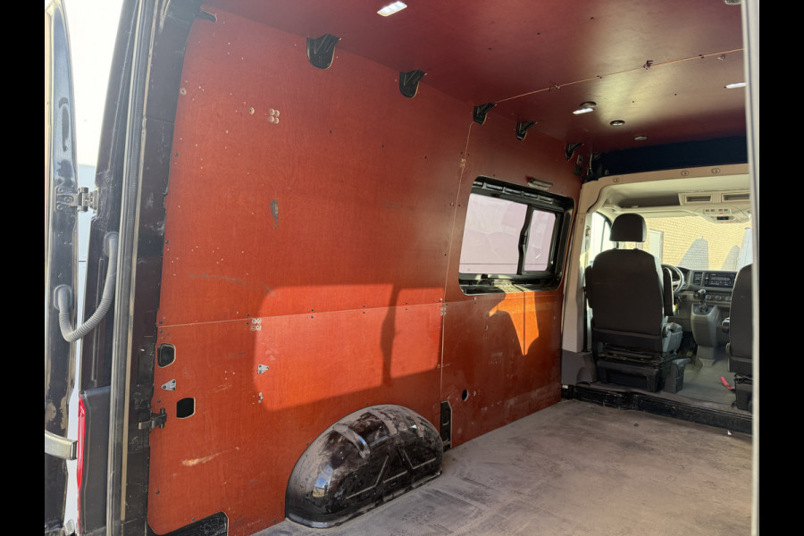 Volkswagen Crafter 2.0 TDI 140PK Automaat L3H3 Airco Cruise Control Elektrische Schuifdeur Trekhaak Camera Carplay Parkeersensoren voor achter