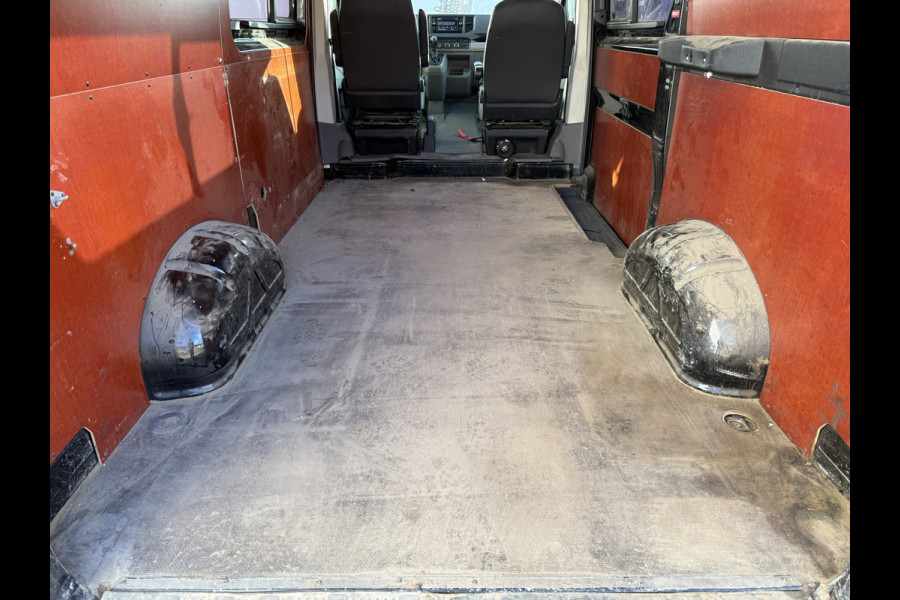 Volkswagen Crafter 2.0 TDI 140PK Automaat L3H3 Airco Cruise Control Elektrische Schuifdeur Trekhaak Camera Carplay Parkeersensoren voor achter