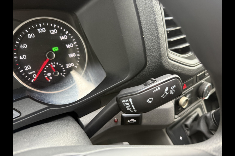 Volkswagen Crafter 2.0 TDI 140PK Automaat L3H3 Airco Cruise Control Elektrische Schuifdeur Trekhaak Camera Carplay Parkeersensoren voor achter