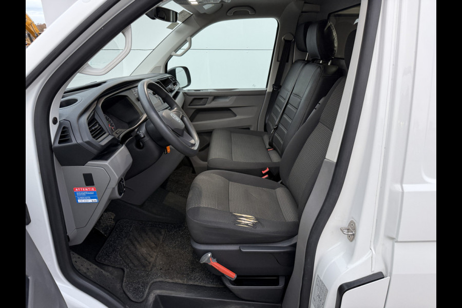 Volkswagen Transporter 2.0 TDI 150PK Automaat L2H1 Airco Cruise Control Trekhaak Carplay Navigatie 3 Stoelen Parkeersensoren