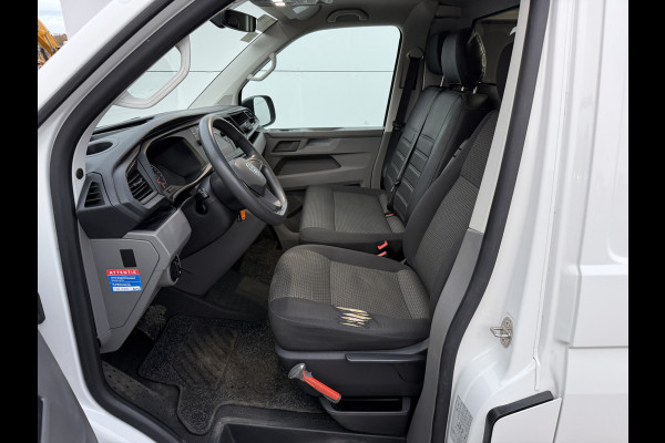 Volkswagen Transporter 2.0 TDI 150PK Automaat L2H1 Airco Cruise Control Trekhaak Carplay Navigatie 3 Stoelen Parkeersensoren