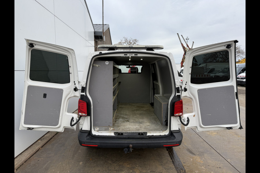 Volkswagen Transporter 2.0 TDI 150PK Automaat L2H1 Airco Cruise Control Trekhaak Carplay Navigatie 3 Stoelen Parkeersensoren