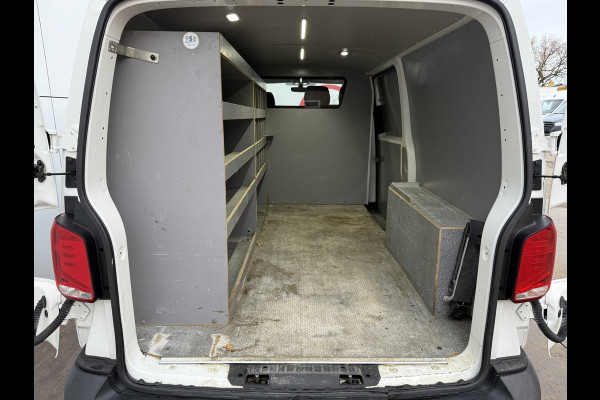Volkswagen Transporter 2.0 TDI 150PK Automaat L2H1 Airco Cruise Control Trekhaak Carplay Navigatie 3 Stoelen Parkeersensoren