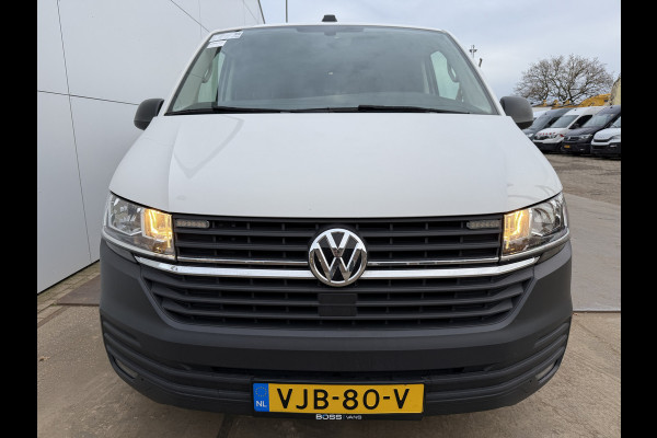Volkswagen Transporter 2.0 TDI 150PK Automaat L2H1 Airco Cruise Control Trekhaak Carplay Navigatie 3 Stoelen Parkeersensoren