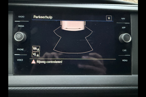 Volkswagen Transporter 2.0 TDI 150PK Automaat L2H1 Airco Cruise Control Trekhaak Carplay Navigatie 3 Stoelen Parkeersensoren