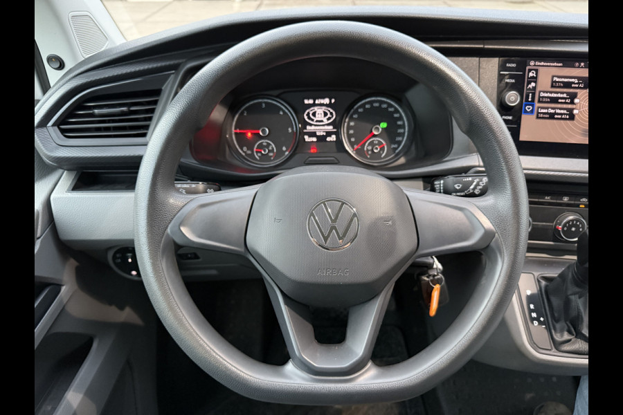 Volkswagen Transporter 2.0 TDI 150PK Automaat L2H1 Airco Cruise Control Trekhaak Carplay Navigatie 3 Stoelen Parkeersensoren