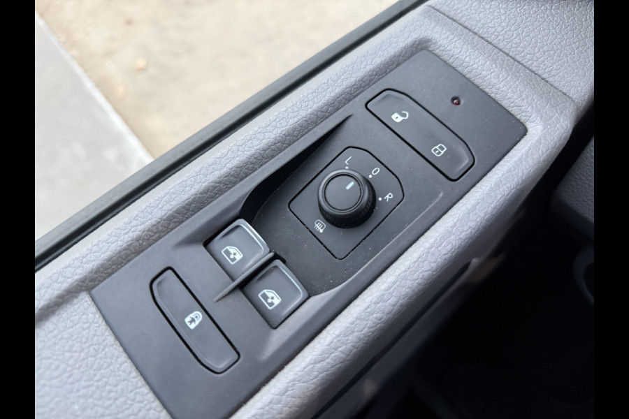 Volkswagen Transporter 2.0 TDI 150PK Automaat L2H1 Airco Cruise Control Trekhaak Carplay Navigatie 3 Stoelen Parkeersensoren