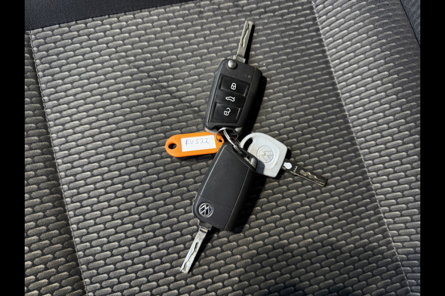 Volkswagen Transporter 2.0 TDI 150PK Automaat L2H1 Airco Cruise Control Trekhaak Carplay Navigatie 3 Stoelen Parkeersensoren