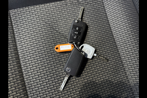 Volkswagen Transporter 2.0 TDI 150PK Automaat L2H1 Airco Cruise Control Trekhaak Carplay Navigatie 3 Stoelen Parkeersensoren