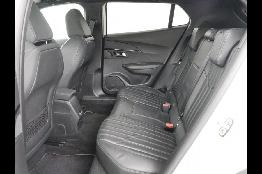 Peugeot e-2008 EV GT Pack 50 kWh | 3 Fase | Panoramadak | Stoelverwarming | Adaptive cruise | Leder | Carplay | Keyless | Camera | Full LED | Navigatie | Climate control | Dodehoek detectie