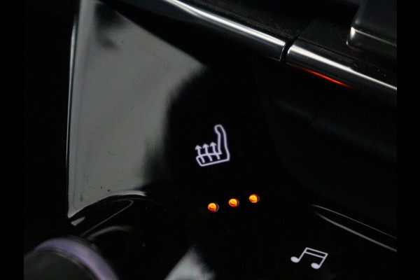 Peugeot e-2008 EV GT Pack 50 kWh | 3 Fase | Panoramadak | Stoelverwarming | Adaptive cruise | Leder | Carplay | Keyless | Camera | Full LED | Navigatie | Climate control | Dodehoek detectie