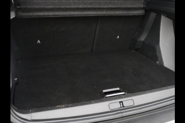 Peugeot e-2008 EV GT Pack 50 kWh | 3 Fase | Panoramadak | Stoelverwarming | Adaptive cruise | Leder | Carplay | Keyless | Camera | Full LED | Navigatie | Climate control | Dodehoek detectie