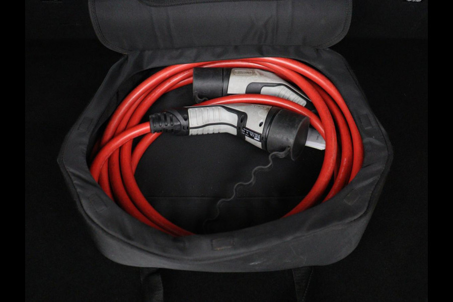 Peugeot e-2008 EV GT Pack 50 kWh | 3 Fase | Panoramadak | Stoelverwarming | Adaptive cruise | Leder | Carplay | Keyless | Camera | Full LED | Navigatie | Climate control | Dodehoek detectie