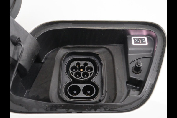 Peugeot e-2008 EV GT Pack 50 kWh | 3 Fase | Panoramadak | Stoelverwarming | Adaptive cruise | Leder | Carplay | Keyless | Camera | Full LED | Navigatie | Climate control | Dodehoek detectie