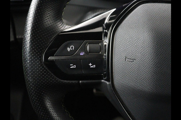 Peugeot e-2008 EV GT Pack 50 kWh | 3 Fase | Panoramadak | Stoelverwarming | Adaptive cruise | Leder | Carplay | Keyless | Camera | Full LED | Navigatie | Climate control | Dodehoek detectie