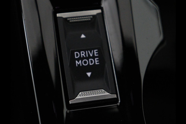 Peugeot e-2008 EV GT Pack 50 kWh | 3 Fase | Panoramadak | Stoelverwarming | Adaptive cruise | Leder | Carplay | Keyless | Camera | Full LED | Navigatie | Climate control | Dodehoek detectie
