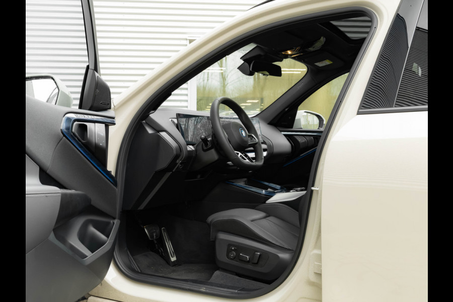 BMW X3 30e xDrive - M-Sport Pro - Pano - Trekhaak - Head-up - Stuurwiel Verwarmd