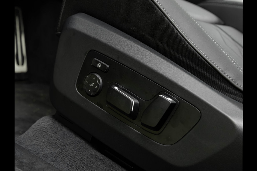 BMW X3 30e xDrive - M-Sport Pro - Pano - Trekhaak - Head-up - Stuurwiel Verwarmd