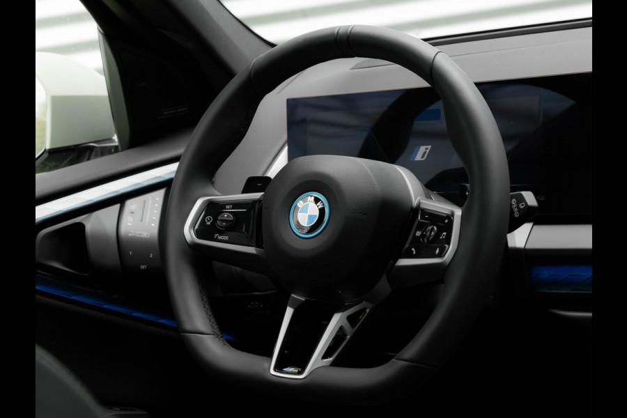 BMW X3 30e xDrive - M-Sport Pro - Pano - Trekhaak - Head-up - Stuurwiel Verwarmd