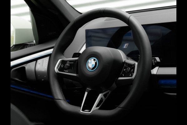 BMW X3 30e xDrive - M-Sport Pro - Pano - Trekhaak - Head-up - Stuurwiel Verwarmd