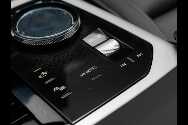 BMW X3 30e xDrive - M-Sport Pro - Pano - Trekhaak - Head-up - Stuurwiel Verwarmd