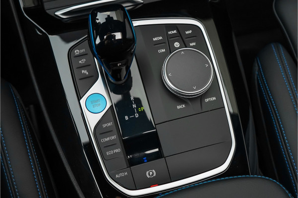 BMW iX3 High Executive M-Sport 80 kWh Pano ACC H&K 20"