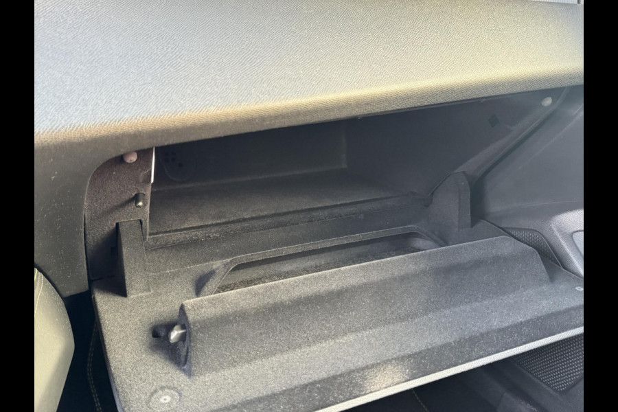 Peugeot 308 1.6 HYbrid 225 | Zwarte hemel | Adaptive cruise control | Prijs is rijklaar!