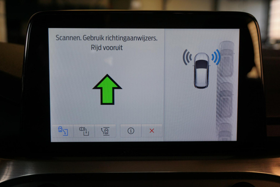 Ford FOCUS Wagon 1.0 EcoB.125PK Titanium Bus./Comfortstoelen/ B&O Geluidsinstallatie.