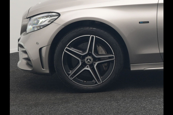 Mercedes-Benz C-Klasse Estate 300 e Business Solution AMG PHEV 320pk | Trekhaak af Fabriek | Adaptive Cruise | Alcantara Sportstoelen Verwarmd | Apple Carplay | Camera | BLIS | 18"L.M | Plug In Hybrid