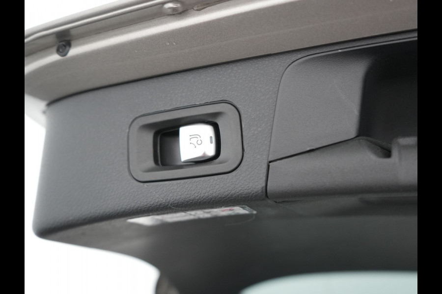 Mercedes-Benz C-Klasse Estate 300 e Business Solution AMG PHEV 320pk | Trekhaak af Fabriek | Adaptive Cruise | Alcantara Sportstoelen Verwarmd | Apple Carplay | Camera | BLIS | 18"L.M | Plug In Hybrid