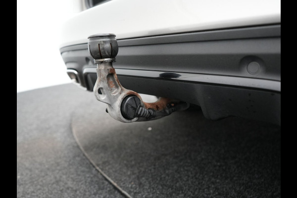 Mercedes-Benz C-Klasse Estate 300 e Business Solution AMG PHEV 320pk | Trekhaak af Fabriek | Adaptive Cruise | Alcantara Sportstoelen Verwarmd | Apple Carplay | Camera | BLIS | 18"L.M | Plug In Hybrid