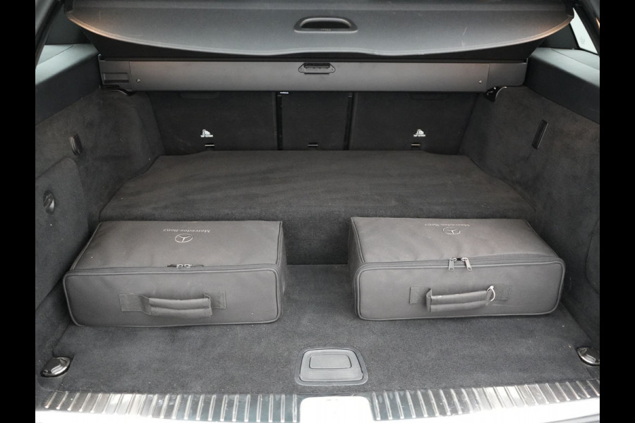 Mercedes-Benz C-Klasse Estate 300 e Business Solution AMG PHEV 320pk | Trekhaak af Fabriek | Adaptive Cruise | Alcantara Sportstoelen Verwarmd | Apple Carplay | Camera | BLIS | 18"L.M | Plug In Hybrid