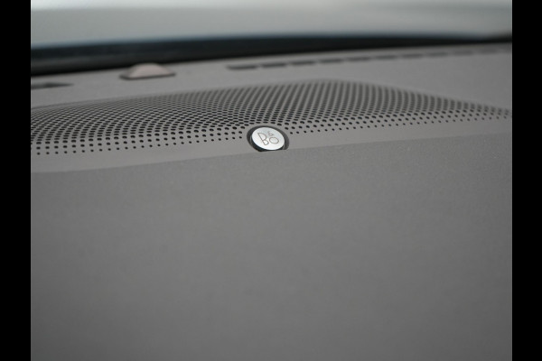 Ford Kuga 1.5 EcoBoost ST-Line X 150pk Dealer O.H. 1800kg Trekgewicht | Panodak | Adaptive Cruise | 360 Camera | Bang & Olufsen | Alcantara Sportstoelen & Stuur Verwarmd | Apple Carplay | Keyless | Blis | Navigatie | DAB |