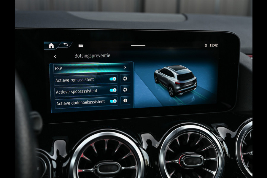 Mercedes-Benz GLA 250 e AMG Line | Facelift | Panoramadak | Memory seats | Ambient verlichting | 20 inch | Burmester audio | Head-up | Carbon | Keyless