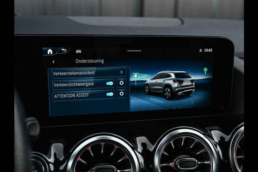 Mercedes-Benz GLA 250 e AMG Line | Facelift | Panoramadak | Memory seats | Ambient verlichting | 20 inch | Burmester audio | Head-up | Carbon | Keyless