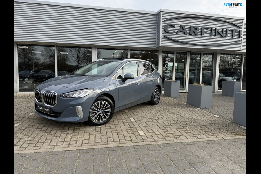 BMW 2 Serie Active Tourer 225e xDrive 245 Pk / Navi / Panoramadak / Climate / Cruise / Camera / Harman Kardon / Voll Leder.