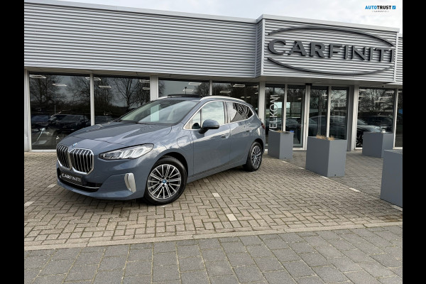 BMW 2 Serie Active Tourer 225e xDrive 245 Pk / Navi / Panoramadak / Climate / Cruise / Camera / Harman Kardon / Voll Leder.