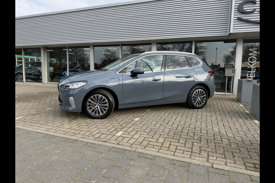 BMW 2 Serie Active Tourer 225e xDrive 245 Pk / Navi / Panoramadak / Climate / Cruise / Camera / Harman Kardon / Voll Leder.