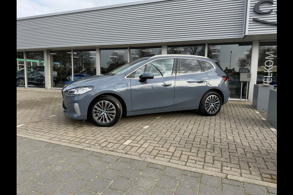 BMW 2 Serie Active Tourer 225e xDrive 245 Pk / Navi / Panoramadak / Climate / Cruise / Camera / Harman Kardon / Voll Leder.