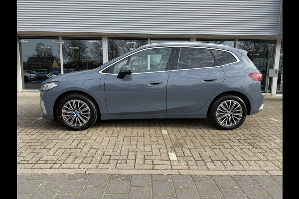 BMW 2 Serie Active Tourer 225e xDrive 245 Pk / Navi / Panoramadak / Climate / Cruise / Camera / Harman Kardon / Voll Leder.