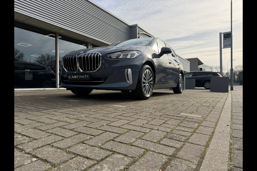 BMW 2 Serie Active Tourer 225e xDrive 245 Pk / Navi / Panoramadak / Climate / Cruise / Camera / Harman Kardon / Voll Leder.