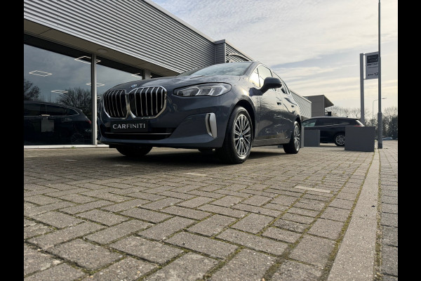 BMW 2 Serie Active Tourer 225e xDrive 245 Pk / Navi / Panoramadak / Climate / Cruise / Camera / Harman Kardon / Voll Leder.