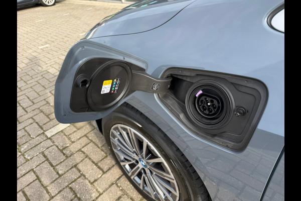 BMW 2 Serie Active Tourer 225e xDrive 245 Pk / Navi / Panoramadak / Climate / Cruise / Camera / Harman Kardon / Voll Leder.