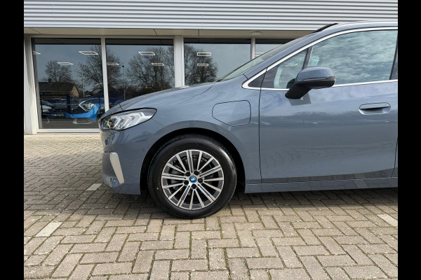 BMW 2 Serie Active Tourer 225e xDrive 245 Pk / Navi / Panoramadak / Climate / Cruise / Camera / Harman Kardon / Voll Leder.