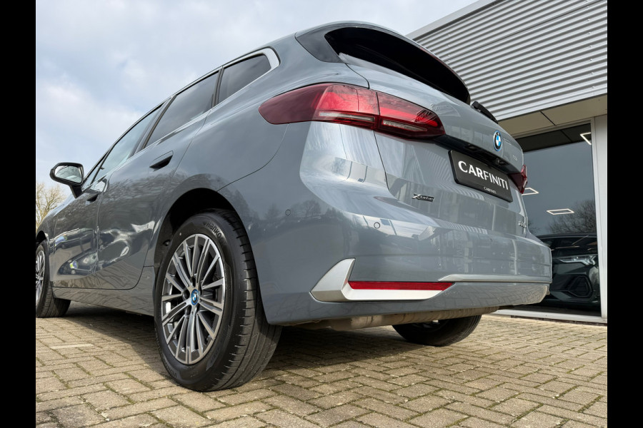 BMW 2 Serie Active Tourer 225e xDrive 245 Pk / Navi / Panoramadak / Climate / Cruise / Camera / Harman Kardon / Voll Leder.