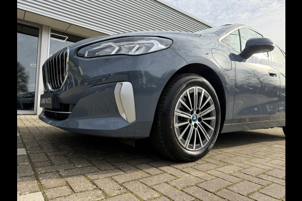 BMW 2 Serie Active Tourer 225e xDrive 245 Pk / Navi / Panoramadak / Climate / Cruise / Camera / Harman Kardon / Voll Leder.