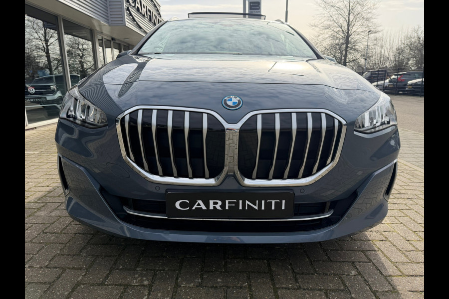 BMW 2 Serie Active Tourer 225e xDrive 245 Pk / Navi / Panoramadak / Climate / Cruise / Camera / Harman Kardon / Voll Leder.